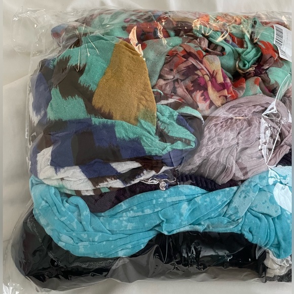 6-Multi colored scarves - Picture 5 of 7